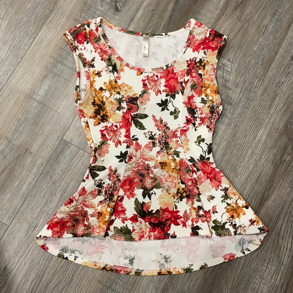 🦄5/25 Floral top - Picture 1 of 3